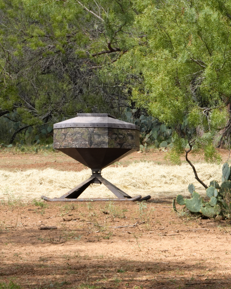 Load image into Gallery viewer, MB Ranch King Mighty Midget Corn Feeder
