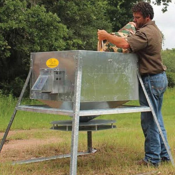 Load image into Gallery viewer, Lamco Low &amp; Throw Corn Feeder
